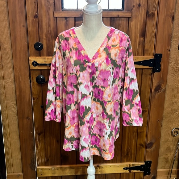 Jones New York Tops - Jones top size 2X floral with three-quarter length sleeves.